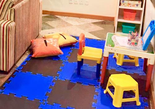 a lego room with a table and two chairs at Hotel Metropolitan Canoas in Canoas