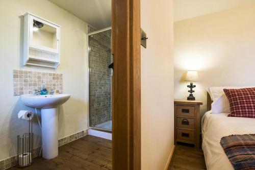 Koupelna v ubytování Foxglove - Luxurious Barn Conversion - Blossom Farm