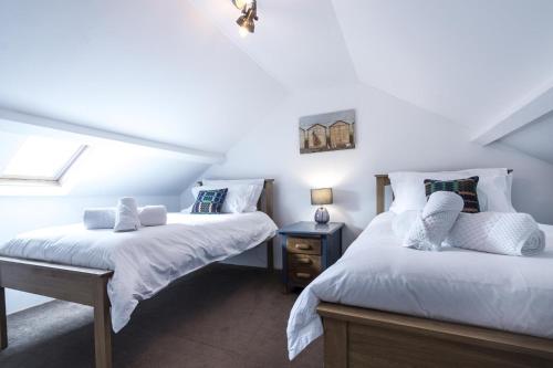Postel nebo postele na pokoji v ubytování Foxglove - Luxurious Barn Conversion - Blossom Farm