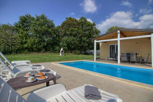 Wonderful villa Nezakcij with pool near the town and the beach