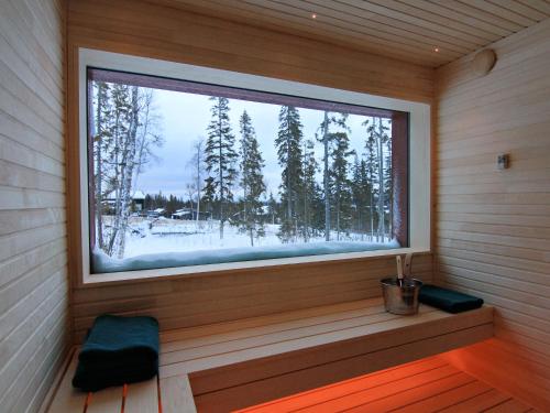 a room with a window in a sauna at Ottsjö Bear Lodge in Ottsjö