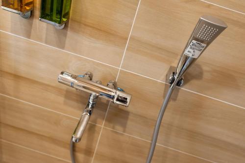 un cabezal de ducha en la pared del baño en 河岸香榭&田苑民宿, en Dongshan