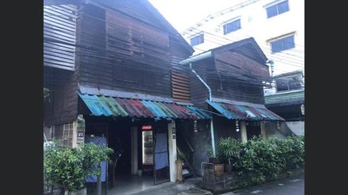 a building with wooden shingles on the side of it at Pano Solar Guest House (พาโน โซล่า เกสเฮ้าส์ ) in Trat