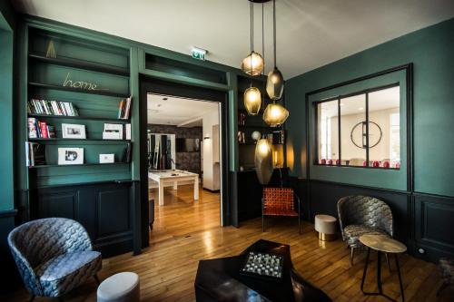 Posezení v ubytování Logis Villa C Hôtel