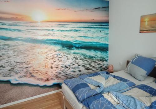 ein Schlafzimmer mit einem Gemälde des Ozeans in der Unterkunft Ferienwohnung Riverfront in Kappeln