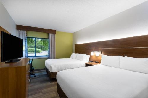 Gulta vai gultas numurā naktsmītnē Holiday Inn Express Hotel & Suites King of Prussia, an IHG Hotel