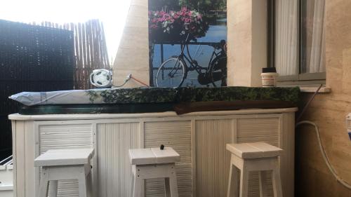 um bar de madeira com dois bancos debaixo de uma janela em Sweet li junior em Ashkelon