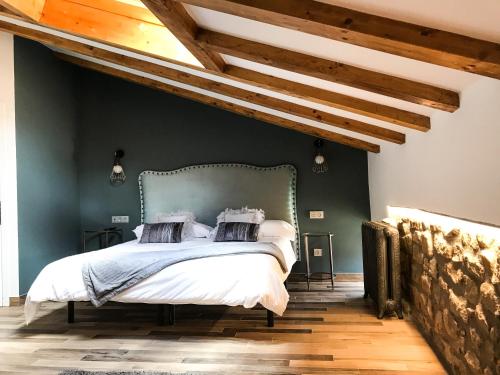 a bedroom with a bed with a green wall at La Casona de Alútiz & Bodega in Samaniego