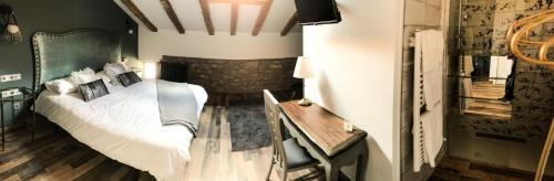 a bedroom with a white bed and a table at La Casona de Alútiz & Bodega in Samaniego
