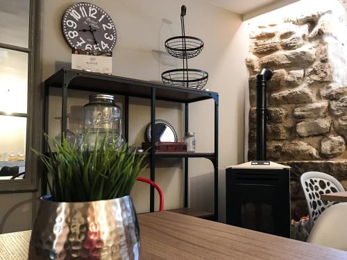 a table with a clock on a wall next to a shelf at La Casona de Alútiz & Bodega in Samaniego