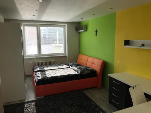 Postel nebo postele na pokoji v ubytování Apartmán v úplnom centre