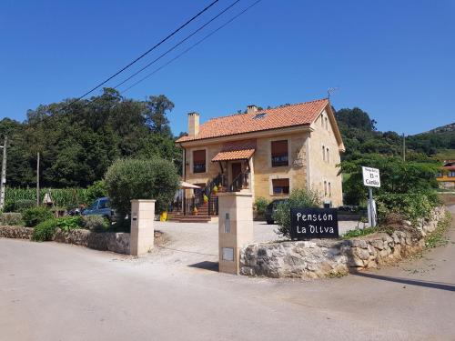 une maison avec un panneau indiquant que la pizza est en train de mourir dans l'établissement La Oliva, à Oreña