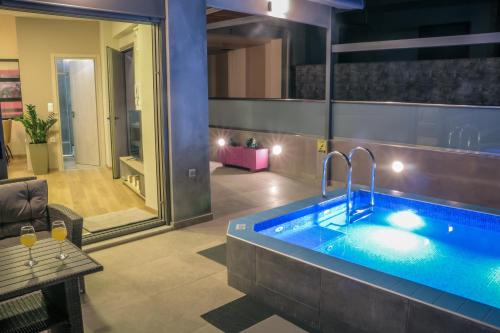 ハニア・タウンにあるEUPHORIA Luxury Apartmentのバスルーム(ホットタブ付)が備わります。