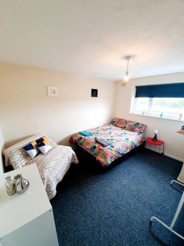 Rúm í herbergi á Rayleigh Town Centre 3 Bedroom Apartment