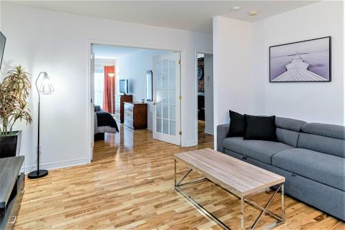 a living room with a couch and a table at Le Théâtral - En plein coeur de l'action avec stationnement in Quebec City