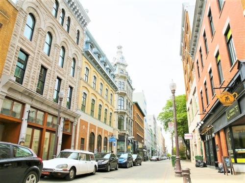 a city street with cars parked on the street at Le Théâtral - En plein coeur de l'action avec stationnement in Quebec City