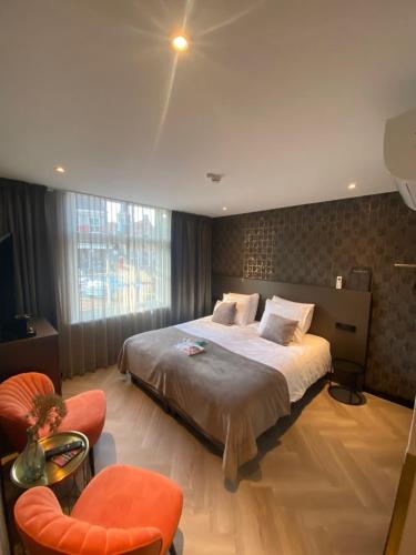 En eller flere senge i et værelse på Harbour Suites Boutique Hotel