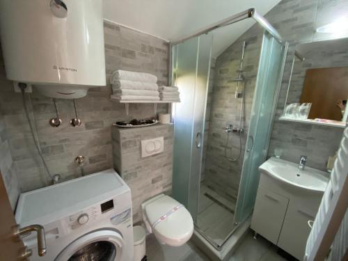 a bathroom with a washing machine and a shower at Apart 31 in Cetinje