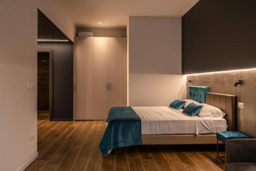 um quarto com uma cama com almofadas azuis em Astoria Boutique Apartments em Bolonha