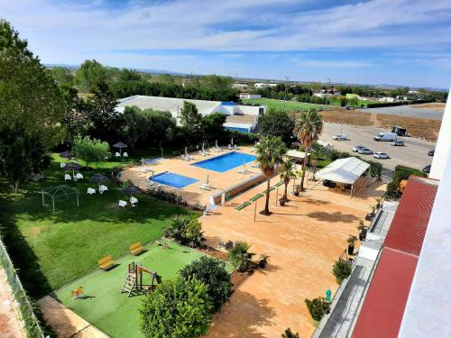 uma vista aérea de um parque com uma piscina em BejaParque Hotel em Beja