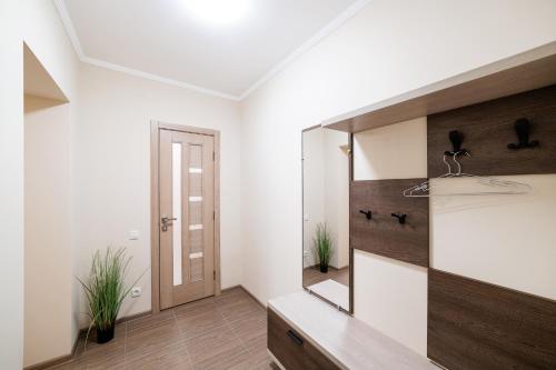 a hallway with a dressing room with a mirror at Центр міста! Затишні квартири в новобудові! in Uzhhorod