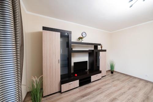 a living room with a flat screen tv at Центр міста! Затишні квартири в новобудові! in Uzhhorod