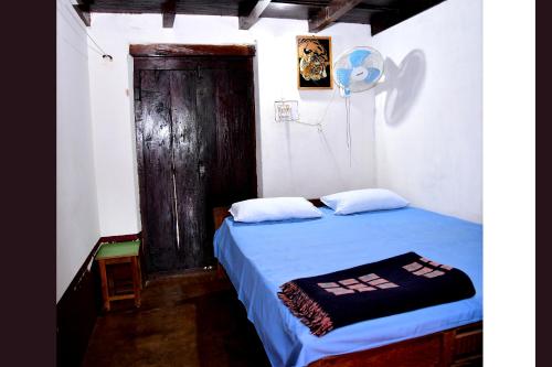 Ένα ή περισσότερα κρεβάτια σε δωμάτιο στο Balekhan Homestay - Heritage & Mountain View
