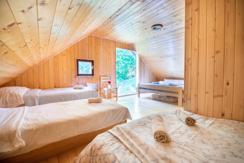 Кровать или кровати в номере Miha lodge - Mihčevo pleče