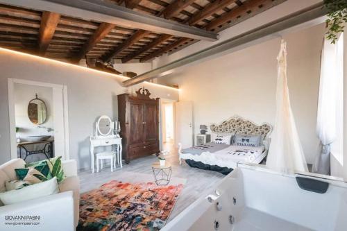 ein Schlafzimmer mit einem Bett und ein Wohnzimmer in der Unterkunft Sogno Proibito in Meldola