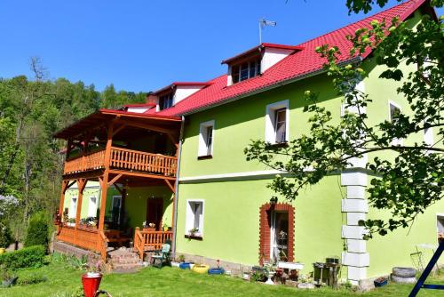 una gran casa verde con techo rojo en Zielony Dom na Wzgórzu, en Bystrzyca Kłodzka