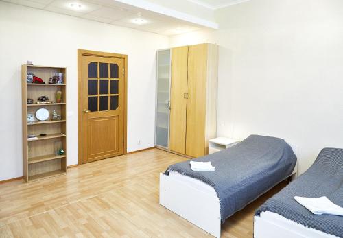 ヴィボルグにあるJ&N APARTMENTS Ленинградскийのベッドルーム1室(ベッド2台付)、木製のドアが備わります。