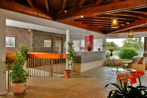 a lobby with potted plants and a table at Hôtel Restaurant du Château in Rocamadour
