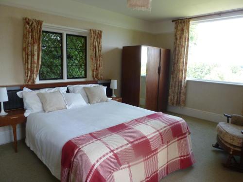 Un pat sau paturi într-o cameră la Pekes Tudor View