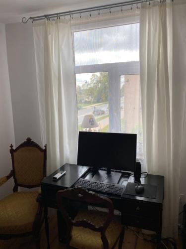 Μια τηλεόραση ή/και κέντρο ψυχαγωγίας στο Skrunda Apartments Rustic