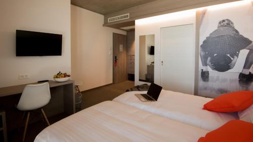 - une chambre d'hôtel avec 2 lits et un ordinateur portable dans l'établissement The Bowling Hotel, à Grens
