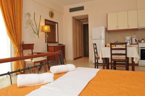 a kitchen and a living room with a bed in a room at Finiki Plaza in Methoni