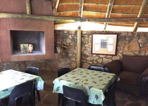 Ein Sitzbereich in der Unterkunft Sheba Rock Guesthouse