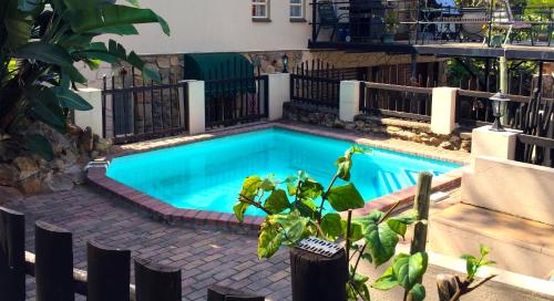 Der Swimmingpool an oder in der Nähe von Sheba Rock Guesthouse