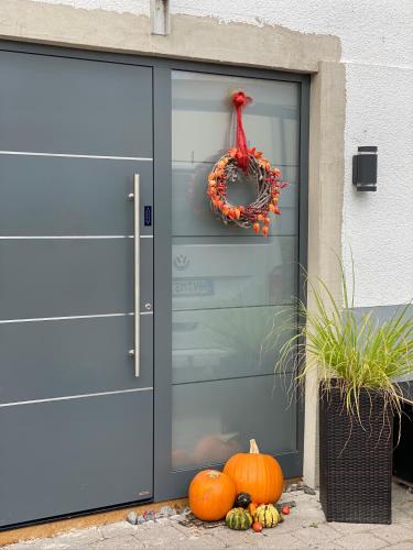 a bunch of pumpkins sitting in front of a garage at Sali Homes - GaesteHaus Lamm Obersulm in Obersulm