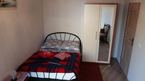 een kleine slaapkamer met een bed en een spiegel bij u Eli, Bawarczyków 7-69 Toruń, PARKING FREE in Toruń