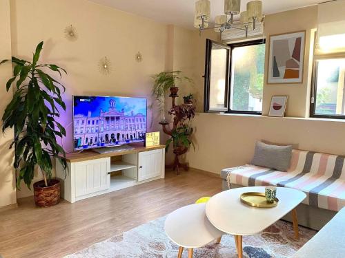 A television and/or entertainment centre at BOHO Chic Apartment nearby the Beach