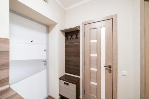 a walk in closet with a wooden door at Центр міста! Затишні квартири в новобудові! in Uzhhorod