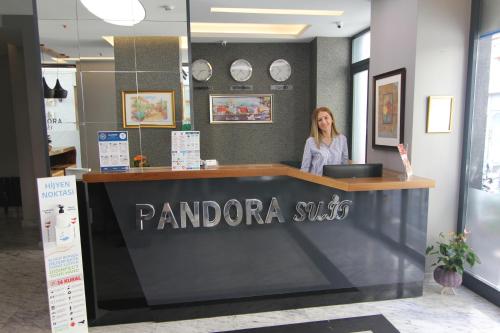 Zona de hol sau recepție la Pandora Hotel