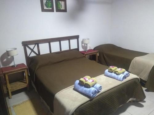 a bedroom with two beds with towels on them at Hotel Residencial Marlis in Posadas