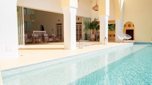 una piscina en una villa con una casa en Riad Lamp en Nanjo