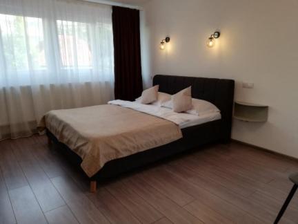 - une chambre avec un lit doté de draps et d'oreillers blancs dans l'établissement Cara Studio cu parcare - Cluj-Napoca zona Republicii, à Cluj-Napoca