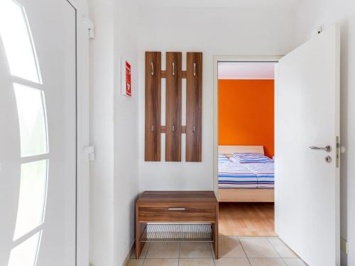 ein kleines Schlafzimmer mit einem Bett und einem kleinen Tisch in der Unterkunft Modern Apartment in Wismar near Baltic Sea in Wismar