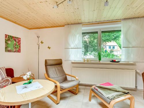 ein Wohnzimmer mit einem Tisch und einem Stuhl in der Unterkunft Flat in Ilsenburger Harz near the ski area in Ilsenburg