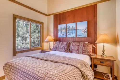 una camera con un letto con due lampade e due finestre di Cheery Gold Bend Family Condo a Truckee