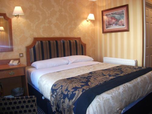 Postel nebo postele na pokoji v ubytování Buckatree Hall Hotel